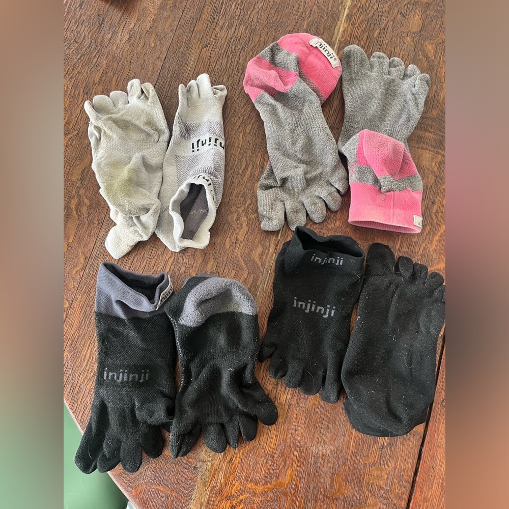 4 pairs injinji toe socks - 2 no show and 2 ankle height